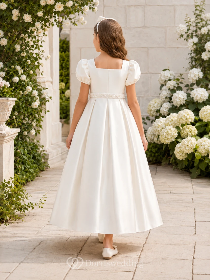 Vestido de satén blanco con cuello cuadrado y mangas abullonadas para niña de la comunión. view 2