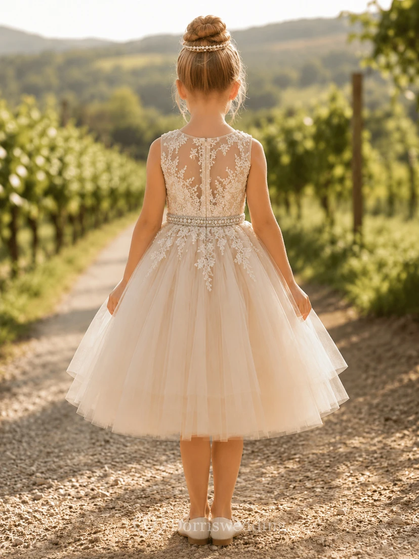 Vestido de niña de flores de tul con mangas abullonadas, corte en A, cuello joya, falda a media pierna y detalle de lazo. view 2