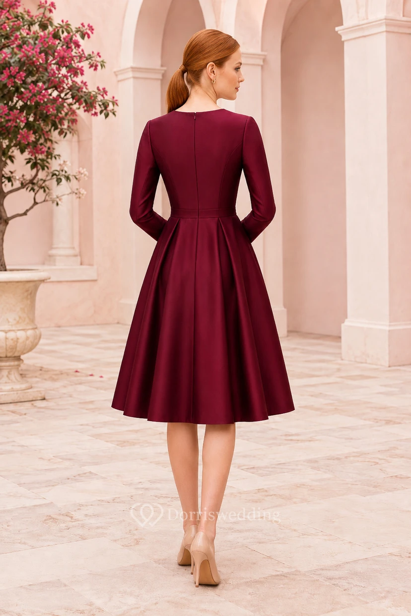 Robe d'invitée bordeaux en satin, coupe trapèze, manches longues, longueur genou, col rond, col rond view 2