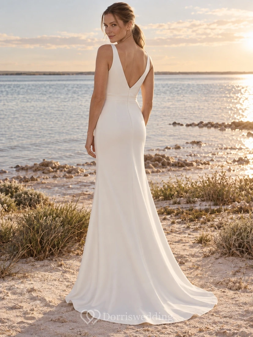 Schlichtes, ärmelloses, bodenlanges Etuikleid mit V-Ausschnitt für Strandhochzeiten view 2