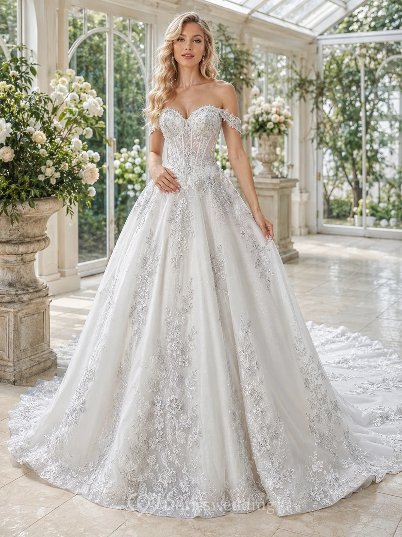 Silbernes, elegantes Ballkleid mit Blütenblättern – schulterfrei, kurze Ärmel, bodenlang, mit Schleppe – Luxuskleid