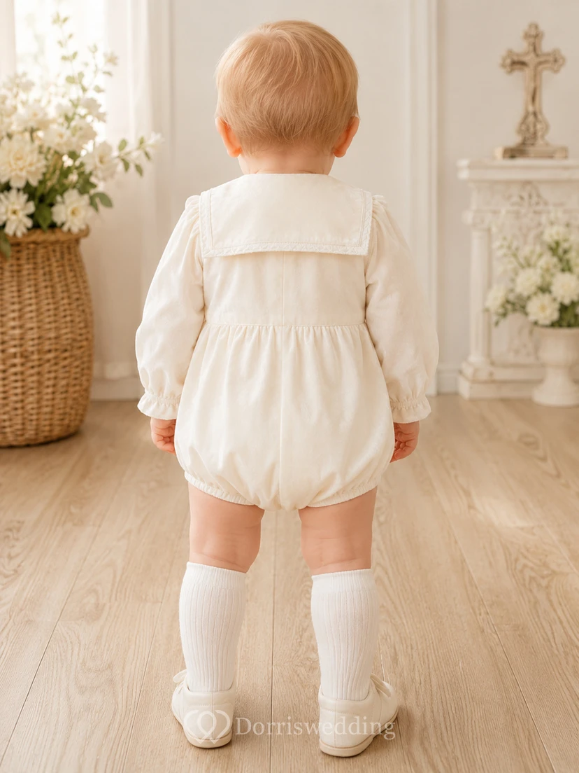 Erbstück: Elfenbeinfarbener Samt-Baby-Tauf-Strampler mit langen Ärmeln und Matrosenkragen, langärmlig, aus Samt view 2