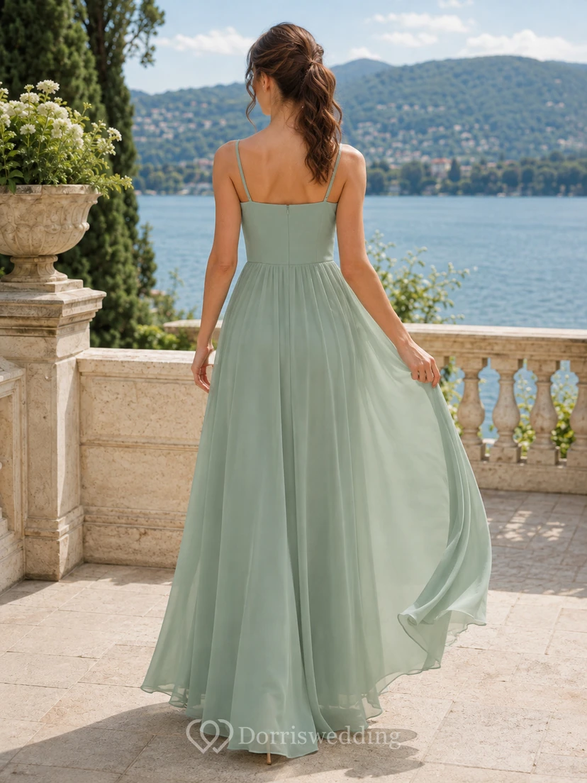 Vestido de dama de honor romántico de gasa color celadón con escote cuadrado, tirantes finos y corte en A, ideal para bodas al aire libre. view 2
