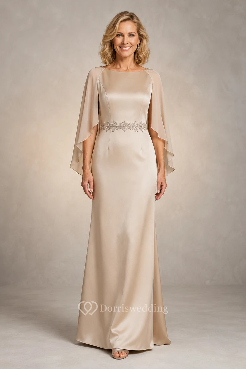 Vestido largo de satén color champán con mangas tipo capa y escote barco, ideal para la madre de la novia.