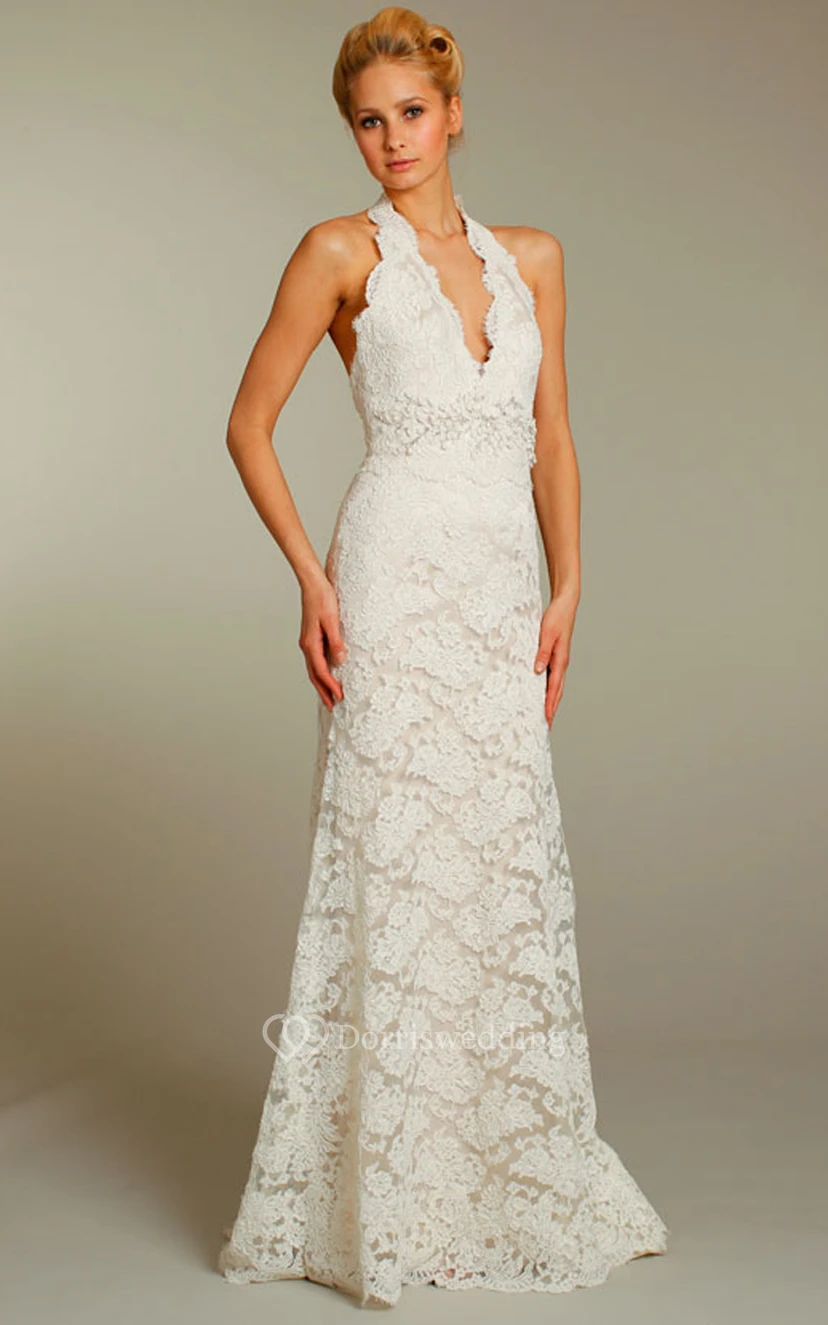 Wunderschönes Spitzenkleid mit Neckholder-Ausschnitt und floral verzierter Taille