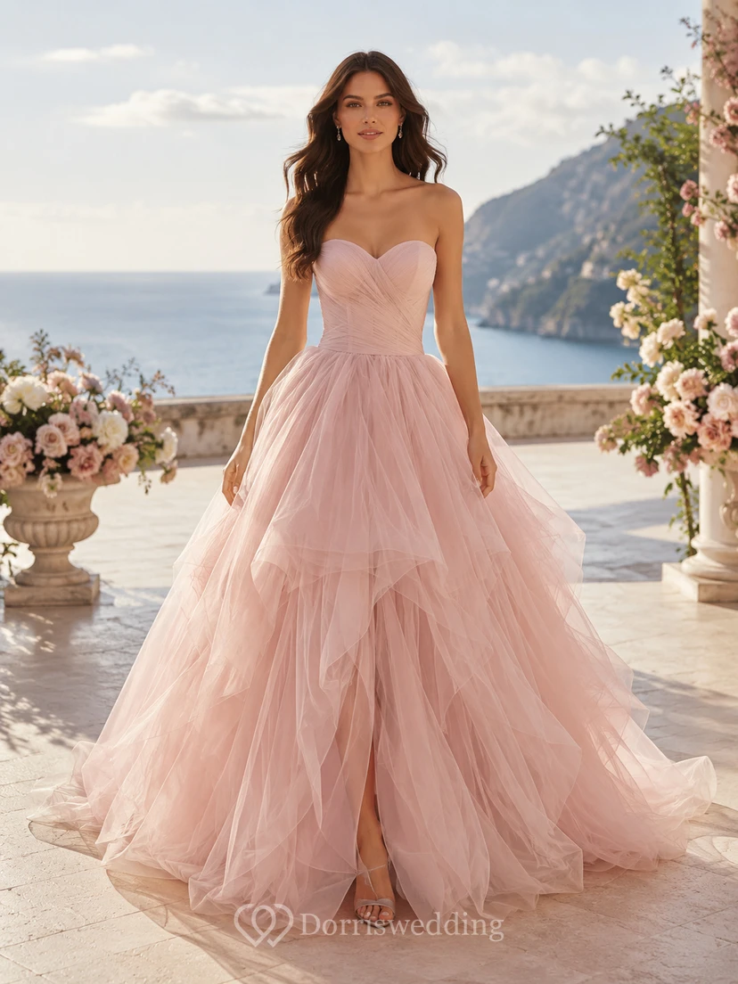 Vestido de novia catedral sin tirantes con corsé rosa empolvado y capas de tul