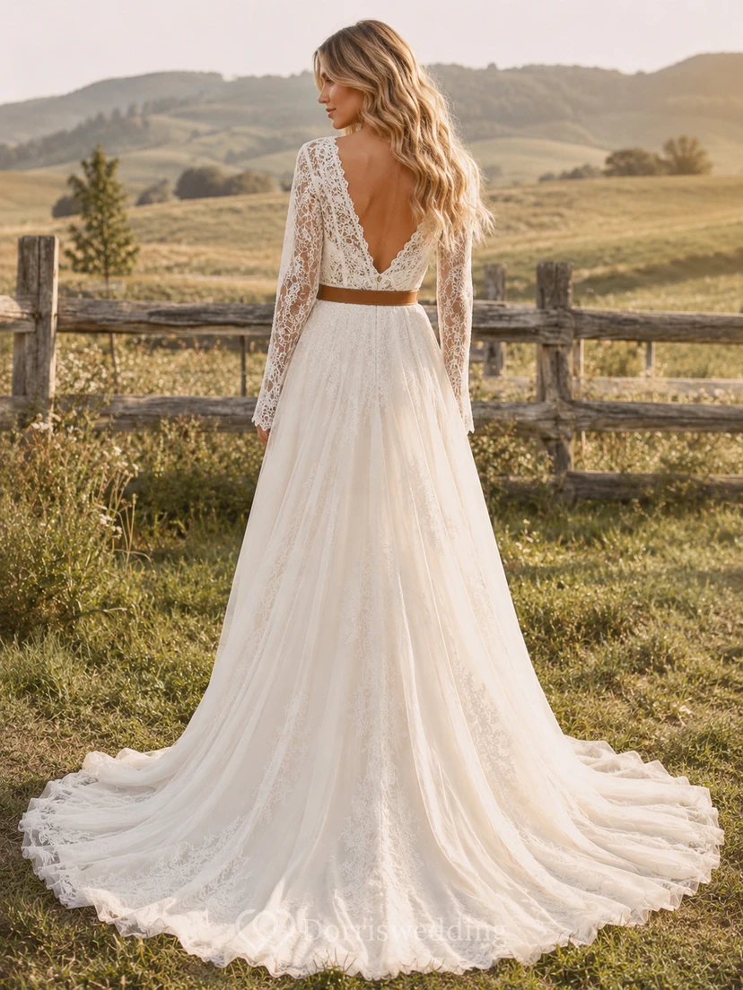 Robe de mariée champêtre en tulle et dentelle, coupe trapèze, col rond, manches longues et traîne. view 2
