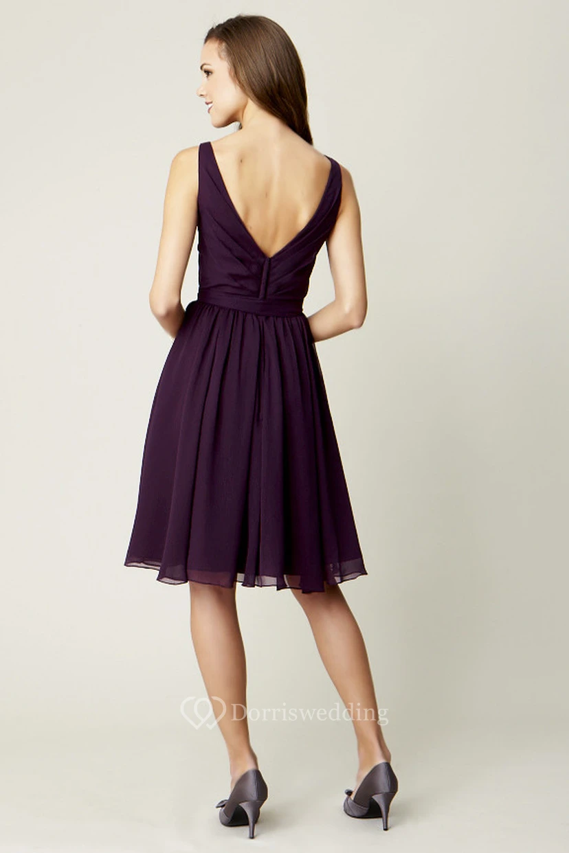 Knielanges, ärmelloses Chiffon-Brautjungfernkleid mit überkreuzten Trägern, V-Ausschnitt und Schleife view 2