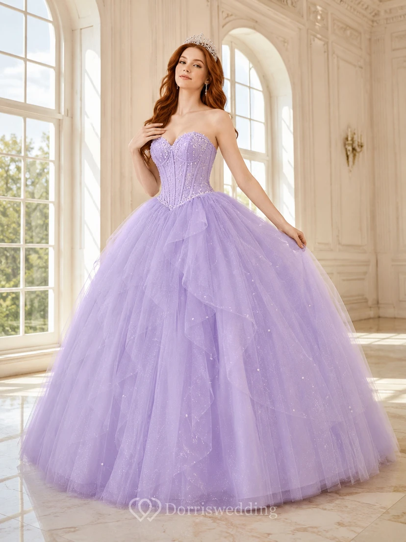 Robe de bal de princesse romantique lavande sans bretelles, décolleté cœur, ornée de perles et de tulle à volants, idéale pour une quinceañera.