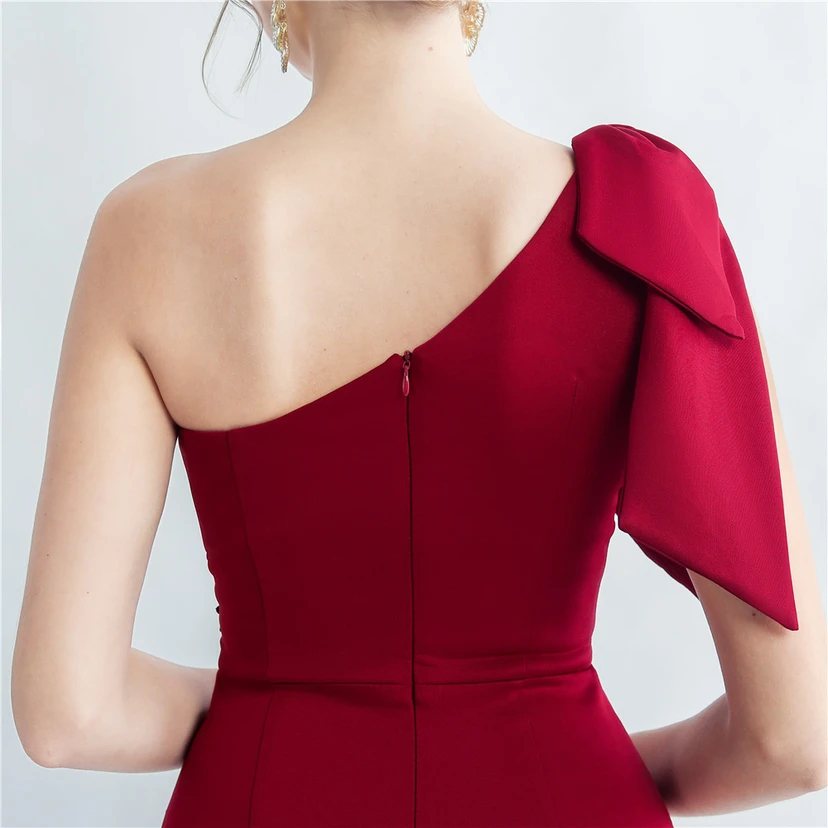 Elegantes Abendkleid aus Spitze mit Strassbesatz, Perlenverzierungen, schräger Schulterpartie, römischem Kragen und Seitenschlitz view 33