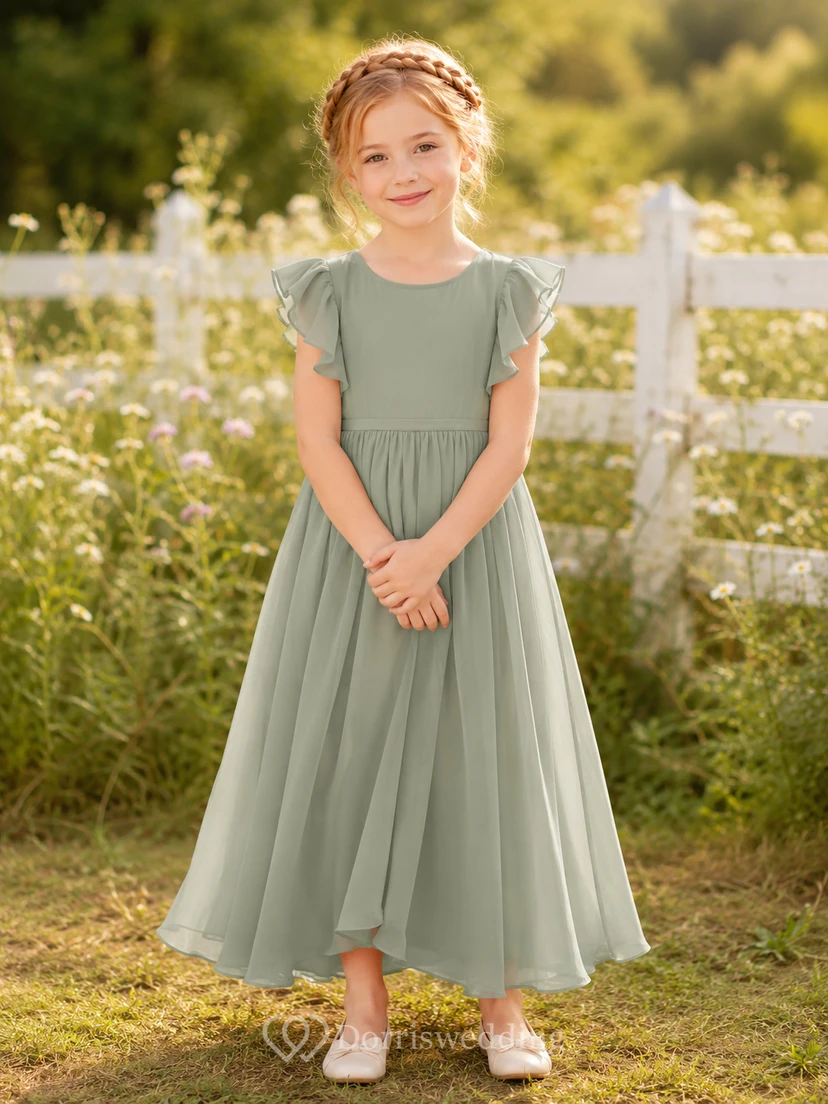 Robe de demoiselle d'honneur romantique couleur sauge en mousseline, col bijou, manches pétales, longueur cheville, coupe trapèze.