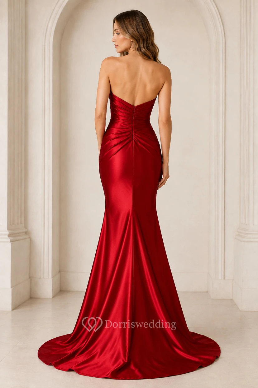 Vestido formal de satén rojo sin tirantes con escote corazón y corte sirena view 2