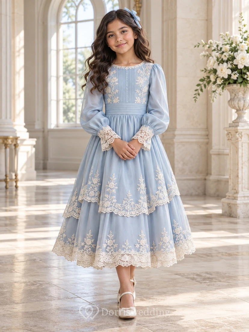 Teelanges, langärmeliges, blaues Blumenkleid in A-Linie mit gestuften Spitzenbündchen und Abnähern