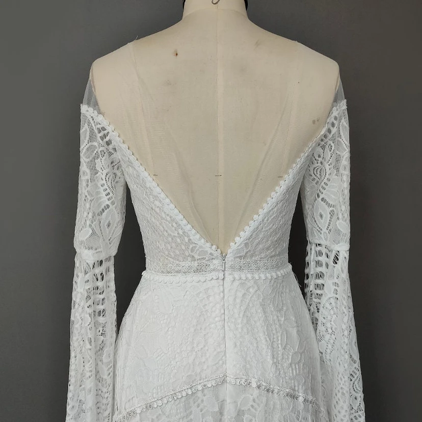 Robe de mariée bohème en dentelle à manches poétiques et épaules dénudées, style empire champêtre view 8