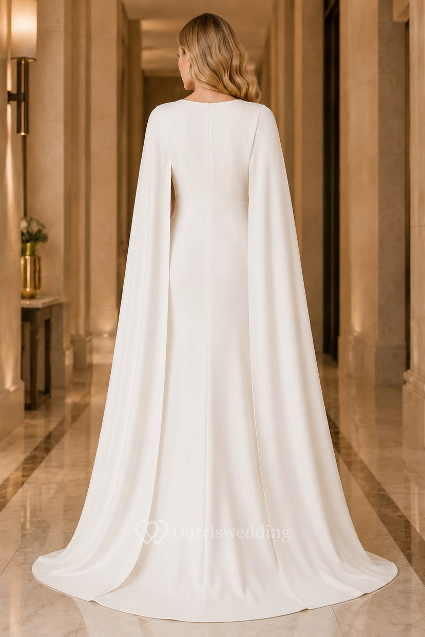 Robe de mariée fourreau blanche simple à manches cape, encolure bateau et longue traîne. view 2