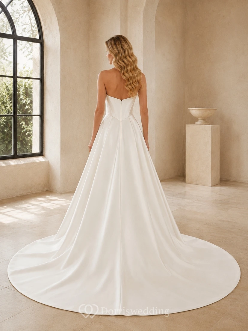Vestido de novia sencillo sin tirantes, corte A, escote corazón y cola. view 2