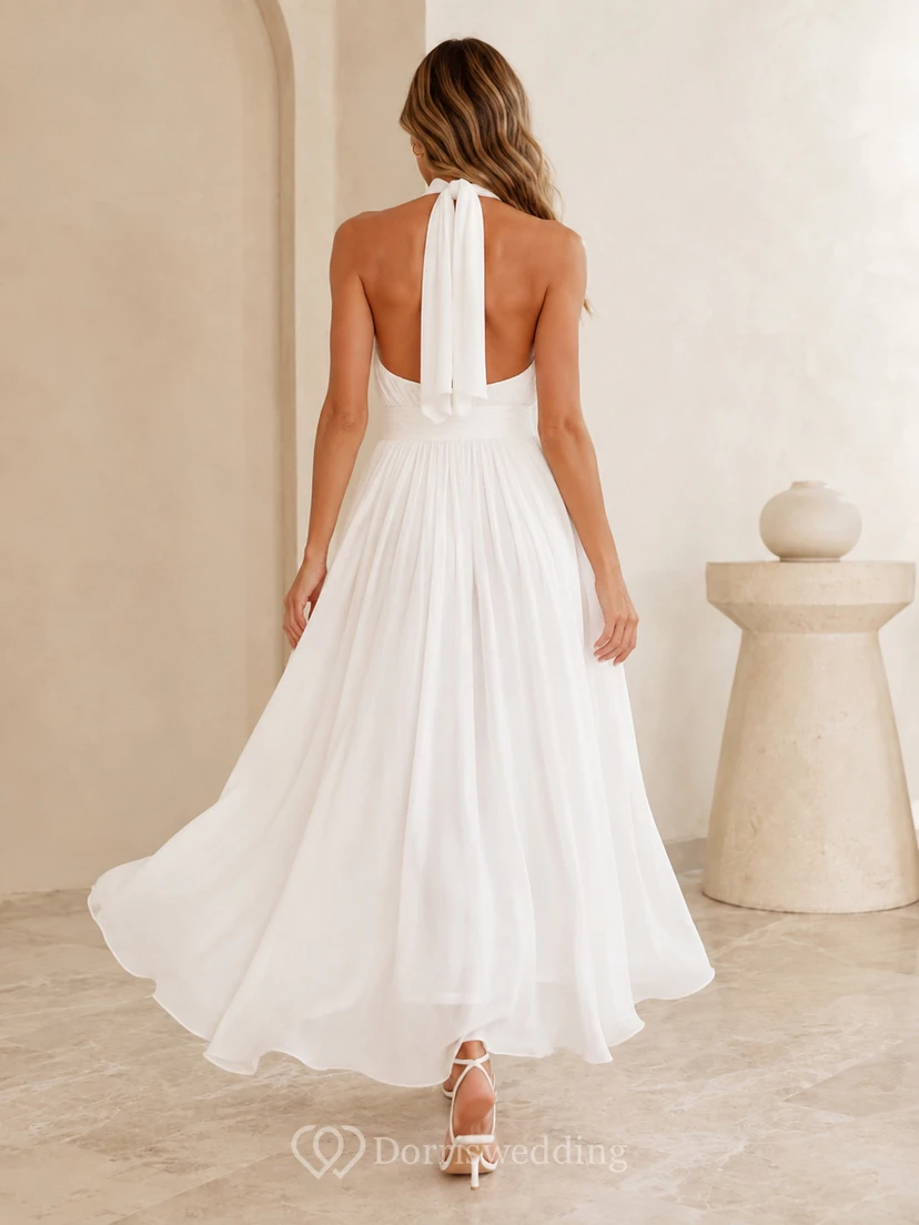 Robe de mariée bohème de plage à col montant en mousseline plissée dos nu et col halter view 2