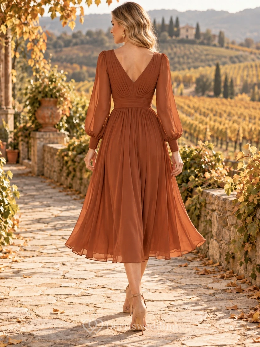 Elegante vestido de invitada de gasa color óxido con cuello en V, manga larga y largo hasta la rodilla. view 2