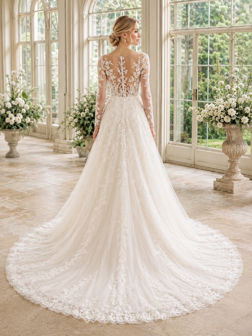 Robe de mariée élégante en dentelle florale, coupe trapèze, manches longues, col en V et traîne chapelle view 2