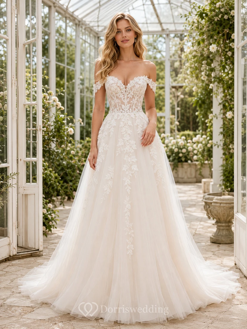 Robe de mariée en dentelle et tulle, coupe trapèze, épaules dénudées, manches courtes et traîne.