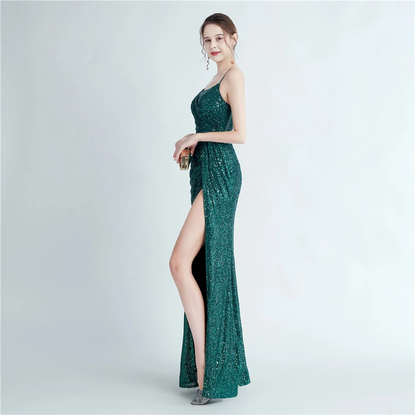 Robe de soirée longue à sequins haute densité, plissée, fendue sur le côté et à bretelles view 13