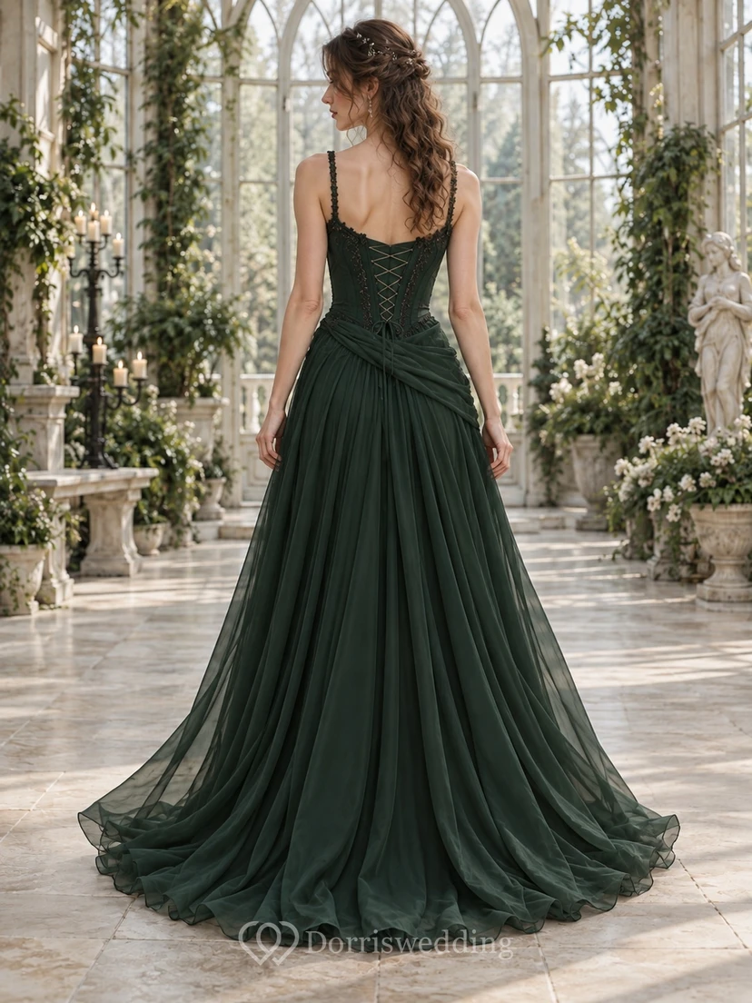 Vestido de dama de honor gótico verde esmeralda con tirantes finos, gasa, corsé con cordones y drapeado de corte amplio y fluido. view 2