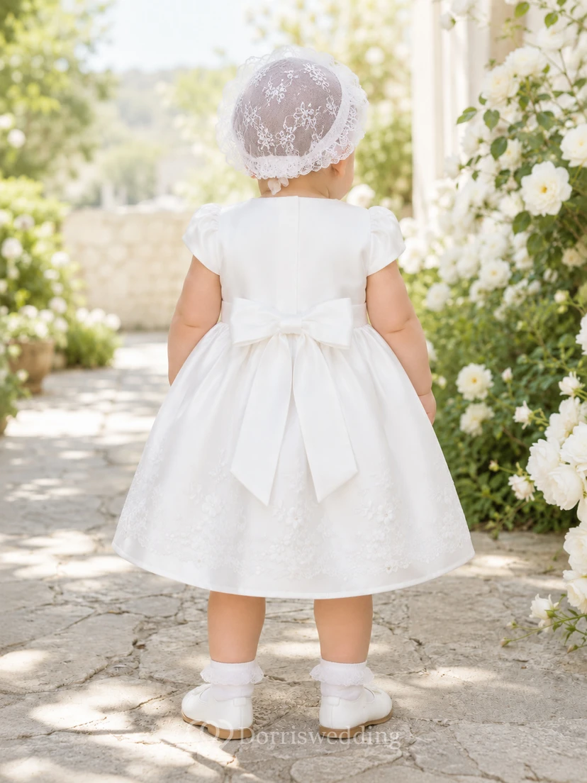 Kurzärmeliges Taufkleid, A-Linie, Satin, Rundhalsausschnitt, Spitzenbesatz, knielang view 2