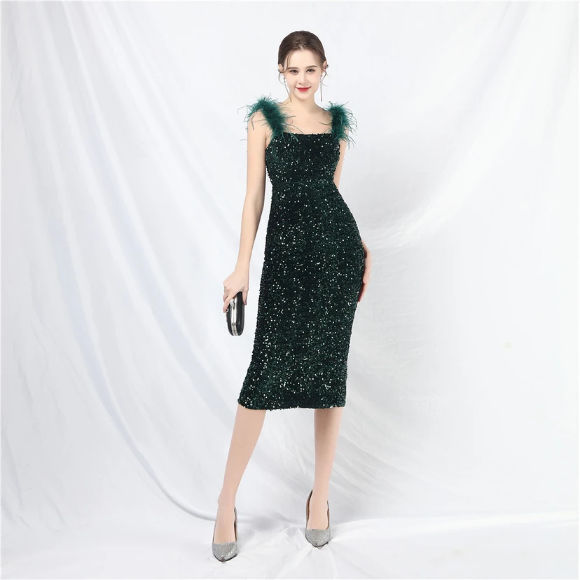 Handgefertigtes, perlenbesetztes Abendkleid aus Straußenfedern und Pailletten view 59