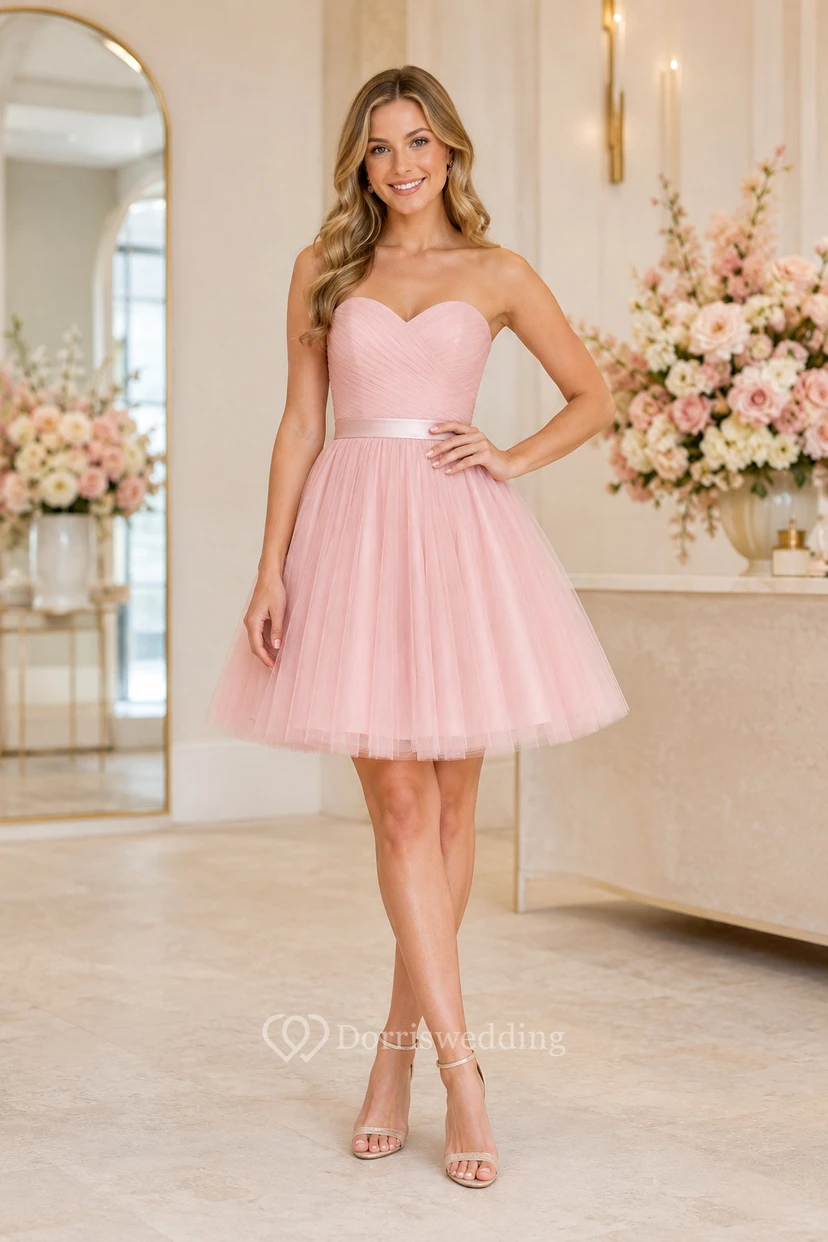 Vestido corto de tul rosa perla sin tirantes de talla grande para fiesta de graduación con corpiño de escote corazón.