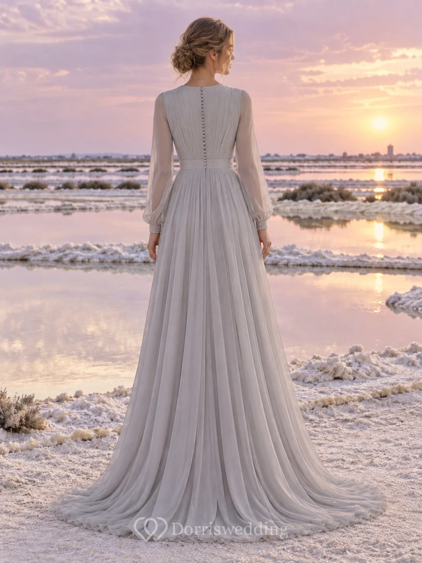 Vestido de novia sencillo y discreto de corte A en color gris acero con cuello joya, manga larga y cola de algodón voile. view 2