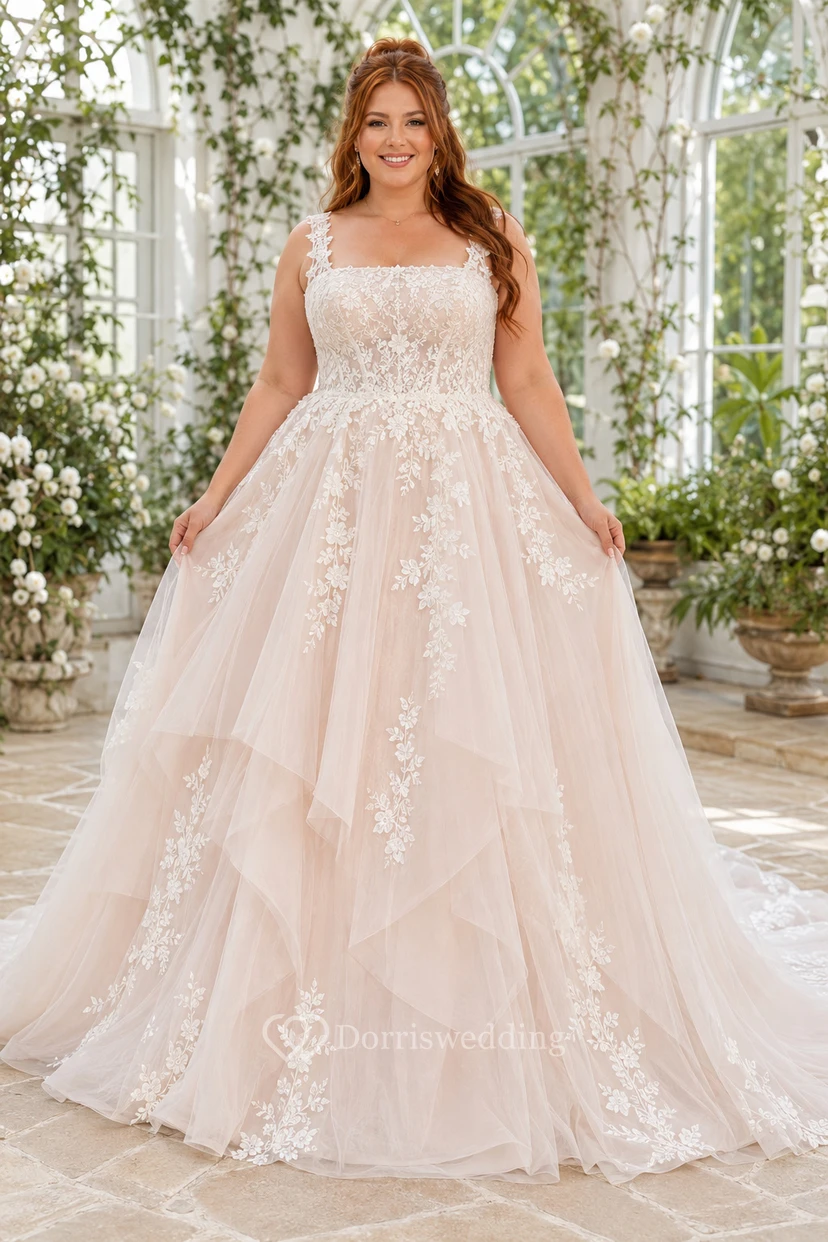 Robe de mariée grande taille à bretelles spaghetti en dentelle, coupe trapèze, avec jupe en tulle à volants.