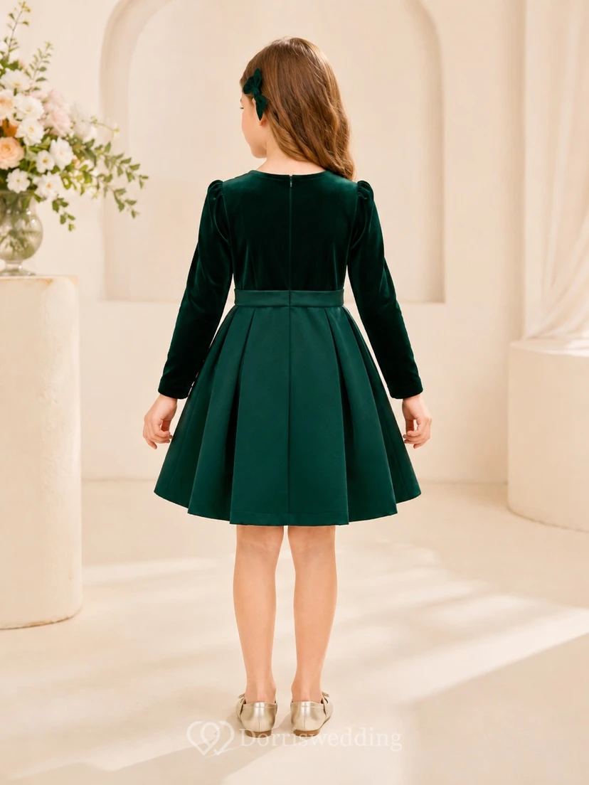 Dunkelgrünes, langärmeliges, knielanges A-Linien-Kleid aus Samt mit Schleife – ein schlichtes Blumenmädchenkleid view 2