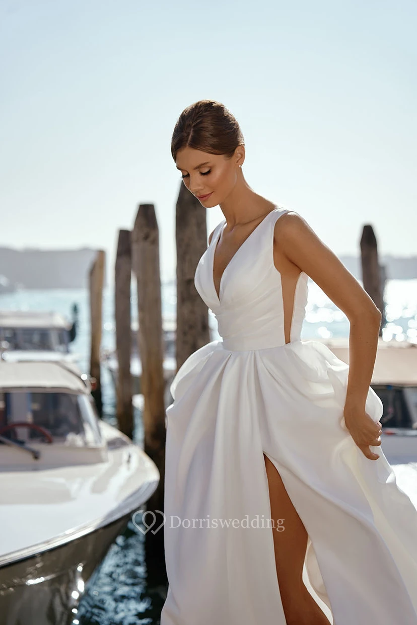 Schlichtes, ärmelloses Brautkleid mit V-Ausschnitt, sexy Schlitz vorne, Empire-Stil und Raffungen view 3