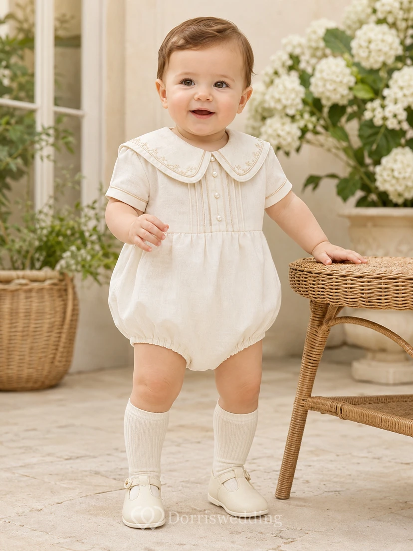 Romantischer elfenbeinfarbener Kurzarm-Baby-Strampler mit Muschelsaum im Matrosen-Stil zur Taufe für Jungen