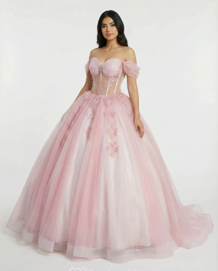Vestido de fiesta de quinceañera color rosa rubor con hombros descubiertos, corsé y falda de tul.