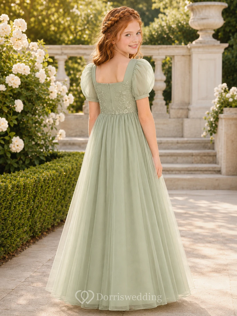 Robe de demoiselle d'honneur couleur sauge, col carré, manches bouffantes, tulle fleuri, coupe trapèze, longueur au sol view 2