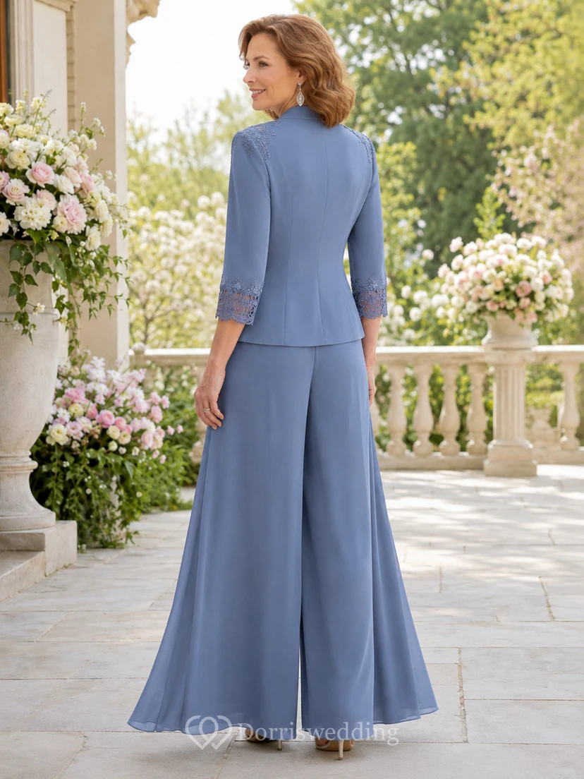 Eleganter, schieferblauer Palazzo-Hosenanzug für die Mutter der Braut mit taillierter Dreivierteljacke mit Rundhalsausschnitt und Spitzenmanschetten sowie fließender, weiter Hose. view 2