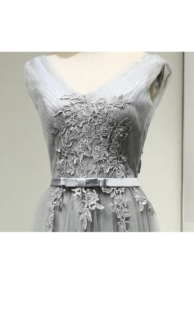 Langes, plissiertes Tüllkleid in A-Linie mit V-Ausschnitt am Rücken, kurzen Ärmeln, Applikationen und Gürtel. view 4