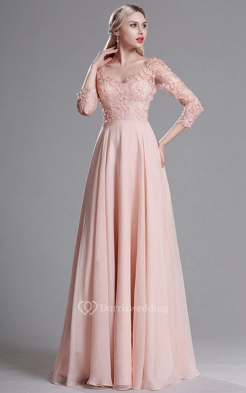 Vestido de corte imperio con escote en V, tres apliques de gasa y espalda baja en V.