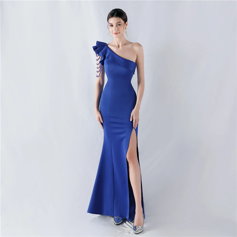 Vestido de noche asimétrico de satén con escote alto y cuello oblicuo, adornado con cuentas. view 52