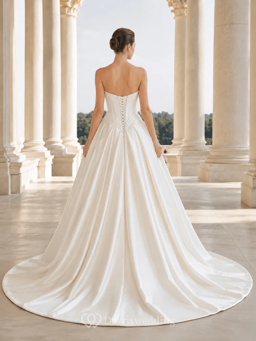 Trägerloses Ballkleid aus Satin mit Herzausschnitt und luxuriöser Kapellenschleppe view 2