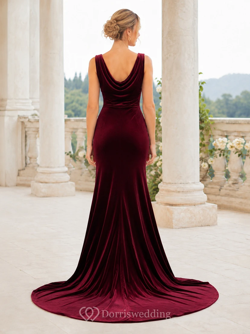 Vestido de fiesta de terciopelo burdeos con escote drapeado, espalda descubierta y cola de sirena. view 2