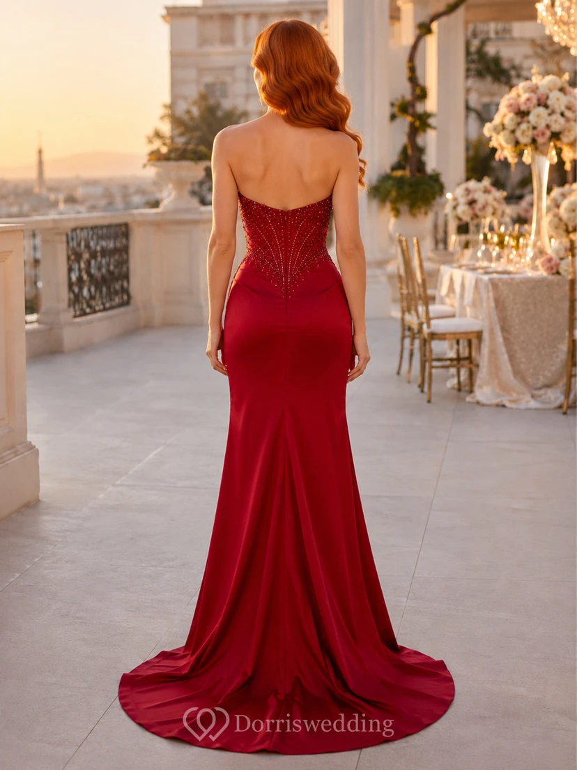 Vestido de sirena rojo sin tirantes de satén con escote corazón y abertura view 2