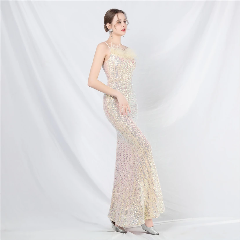Robe de soirée de luxe ornée de plumes d'autruche et de sequins, idéale pour un banquet. view 11