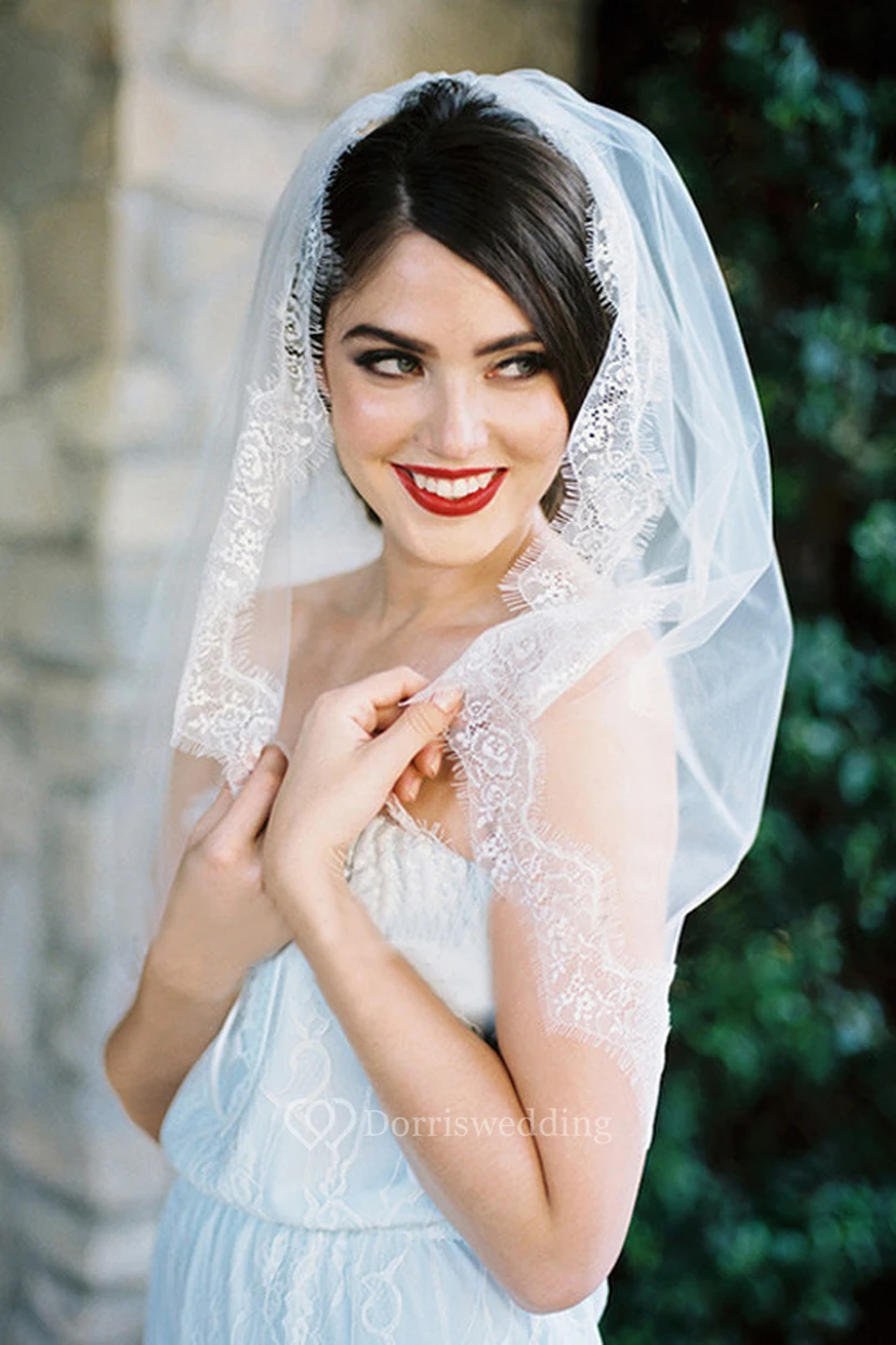 Voile de mariée court en dentelle appliquée, style rétro simple, idéal pour les voyages et les séances photo en studio. Tulle blanc doux. view 3