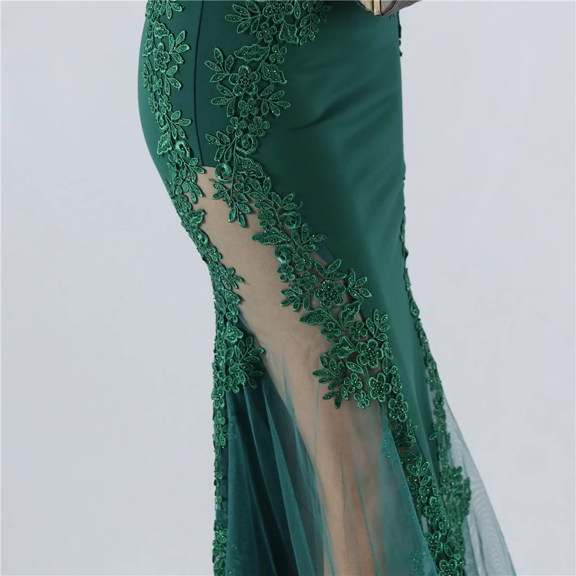 Robe de soirée à col montant en dentelle et perles, ornée d'un gilet à chevrons et d'un haut en dentelle. view 30