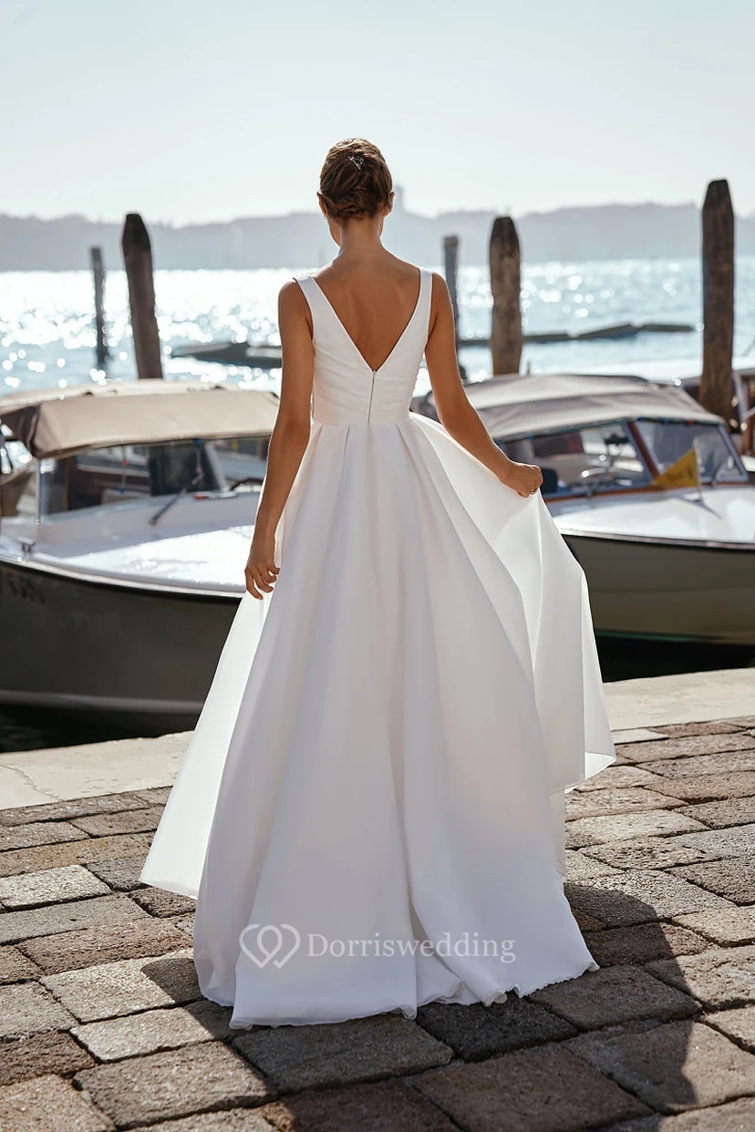 Schlichtes, ärmelloses Brautkleid mit V-Ausschnitt, sexy Schlitz vorne, Empire-Stil und Raffungen view 2