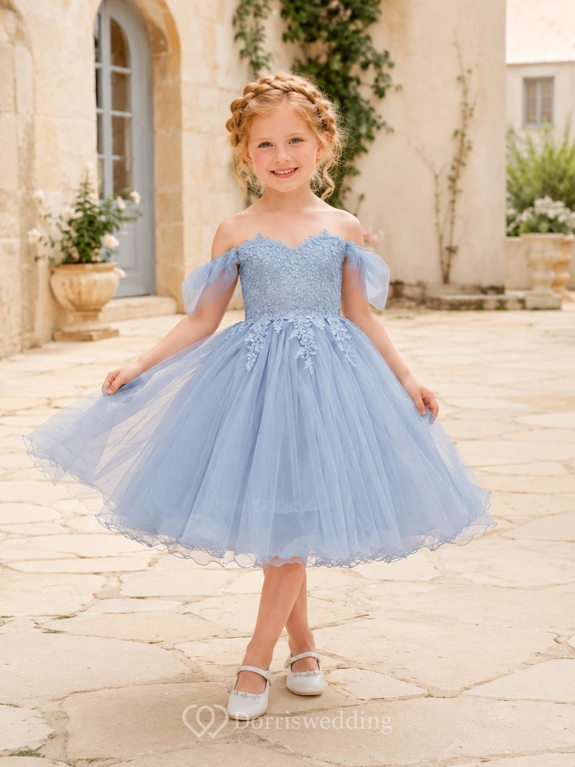 Robe de demoiselle d'honneur en tulle et dentelle bleu poudré, coupe trapèze, avec nœud à épaules dénudées et appliques florales