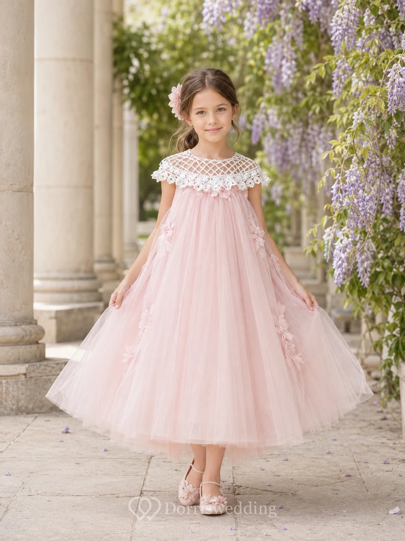 Vestido de niña de flores con capa corta de tul y encaje, corte en A, mangas cortas y falda hasta la rodilla.