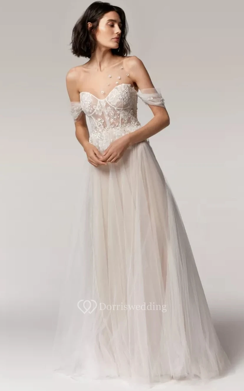 Robe de mariée empire en tulle, charmante et décolletée, ornée de perles et d'appliqués. view 3